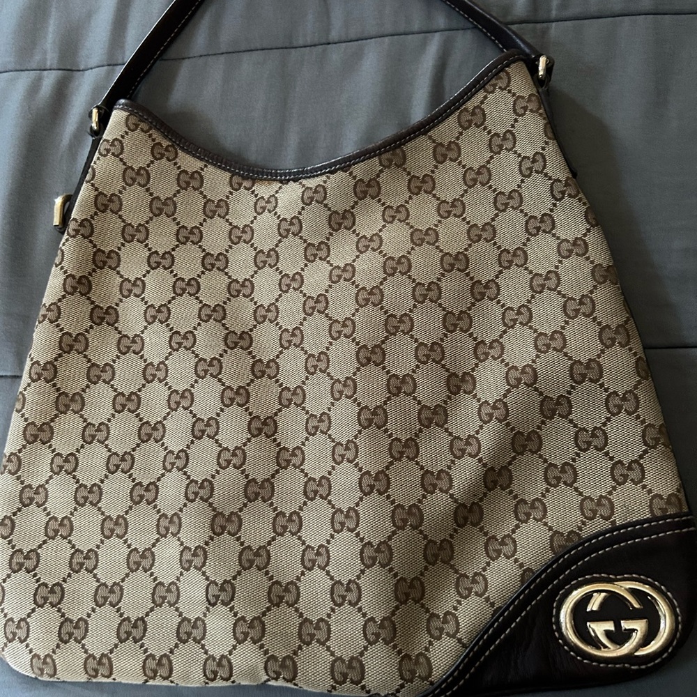 Gucci Beige and Dark Brown Shoulder Bag
No issues at all
Excellent condition !